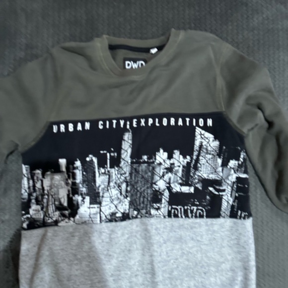 Sweatshirt - Picture 2 of 3